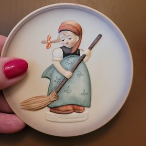 Goebel Miniature Collectors Plate " WASH DAY"